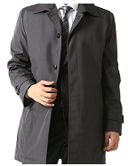 就活に着るスーツに合うのは、黒かグレーのステンカラーコート？